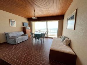 Posedenie v ubytovaní Studio vue mer, accès direct plage, balcon, TV, 6e étage - FR-1-324-541