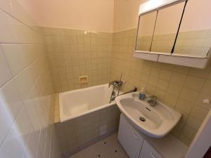 Kúpeľňa v ubytovaní Studio vue mer, accès direct plage, balcon, TV, 6e étage - FR-1-324-541