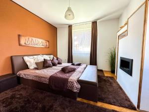 Łóżko lub łóżka w pokoju w obiekcie Aranyeső Apartmanházak No.1
