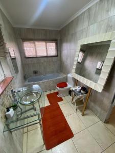 Bilik mandi di Mbathos guesthouse house +13 gambar
