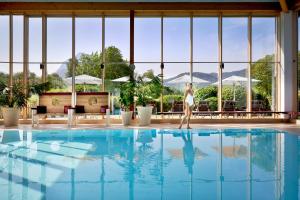 Der Swimmingpool an oder in der Nähe von Hotel Sommer-Haus am See