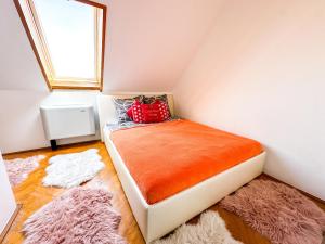 Łóżko lub łóżka w pokoju w obiekcie Aranyeső Apartmanházak No.1