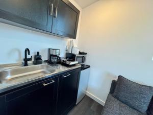 Köök või kööginurk majutusasutuses Your Downtown Cozy Studio With Backyard Unit C