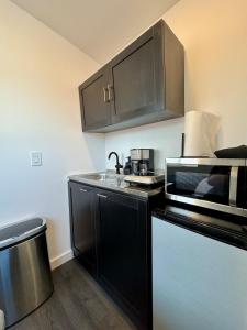 Köök või kööginurk majutusasutuses Your Downtown Cozy Studio With Backyard Unit C