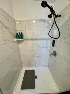Vannituba majutusasutuses Your Downtown Cozy Studio With Backyard Unit C