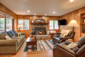un salon avec deux canapés et une cheminée dans l'établissement Acorn Alley Inside Yosemite - Dog Friendly w/Hot tub, Fire pit, EV Charger, à North Wawona