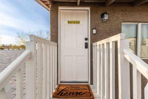Rõdu või terrass majutusasutuses Your Downtown Cozy Studio With Backyard Unit C