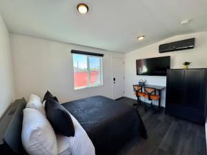 Köök või kööginurk majutusasutuses Your Downtown Cozy Studio With Backyard Unit C