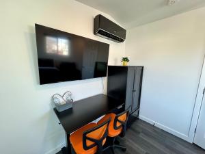 Televiisor ja/või meelelahutuskeskus majutusasutuses Your Downtown Cozy Studio With Backyard Unit C