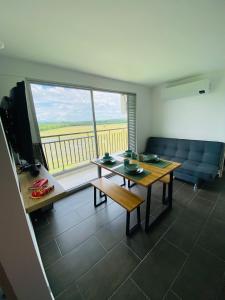 a living room with a table and a large window at Apartamento Campestre con Confort y Exclusividad in Flandes