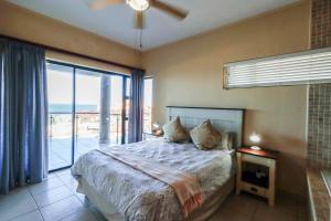 Postel nebo postele na pokoji v ubytování Whale Rock 23