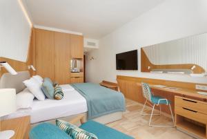 TV a/nebo společenská místnost v ubytování Grupotel Playa Camp de Mar - Adults Only