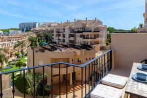 un balcón con vista a un edificio en 2247-Duplex 3 bedrooms with 2 terraces, en Manilva