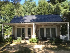 Aed väljaspool majutusasutust Domki nad morzem Sasino Mojo Miodno Checz