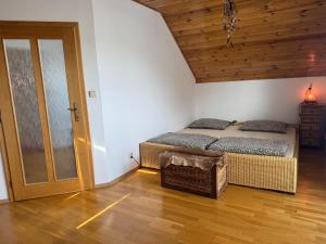 Postel nebo postele na pokoji v ubytování Dům Stašov