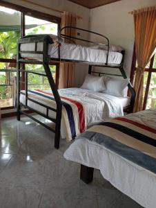 Rúm í herbergi á Curitagua Hotel Campestre