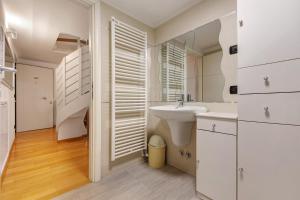 Bilik mandi di White Residence Apartment +26 gambar