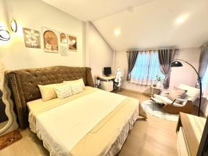 a bedroom with a bed and a chair and a desk at SwanBB in Hang Dong