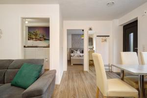 デッゲンハウザータールにあるFerienwohnung Auszeitのソファとテーブルのあるリビングルーム