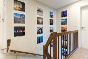 un escalier dans une maison avec des photos sur le mur dans l'établissement Ankerglück, à Kellenhusen