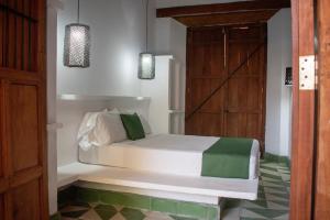 een slaapkamer met een bed en een schuifdeur bij Casa Miskitu in Granada
