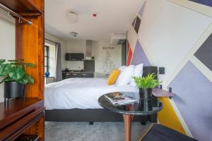 a hotel room with a bed and a table at New Apart-hotel Near 013 Poppodium With Fast Wifi in Tilburg