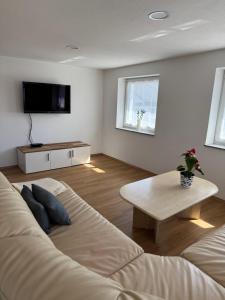 a living room with a couch and a table at Ferienwohnung Altheim in Thalheim