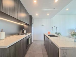Stadium View Oasis 2BR with Free Parking的厨房或小厨房