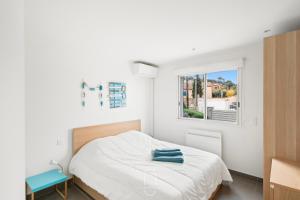 Postel nebo postele na pokoji v ubytování Villa Antoine Appartement RDJ Vue mer CLiM Wifi parking plage 50m La Garonne