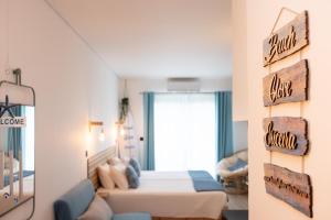 Un dormitorio con una cama y una habitación con ventana. en Beach Glove Ericeira III, en Ericeira 12 fotos más
