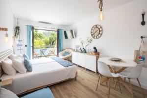 Un dormitorio con una cama y una mesa y sillas. en Beach Glove Ericeira III, en Ericeira