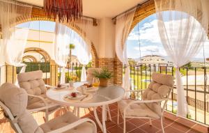 En balkon eller terrasse på 2 Bedroom Beautiful Apartment In Vera