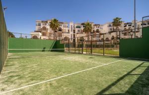 Tennis- og/eller squashfaciliteter på 2 Bedroom Beautiful Apartment In Vera eller i nærheden + 8 billeder