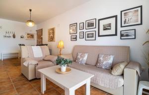 Et opholdsområde på 2 Bedroom Beautiful Apartment In Vera