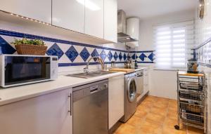 Køkken eller tekøkken på 2 Bedroom Beautiful Apartment In Vera