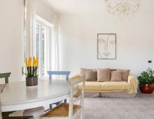a living room with a couch and a table at Appartamento Centralissimo in Aprilia