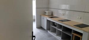 Η κουζίνα ή μικρή κουζίνα στο Hostel Pracowniczy za FSO
