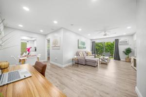 una sala de estar con una mesa y un sofá en Bayview Regency Apartments By Lowkl, en Fort Lauderdale