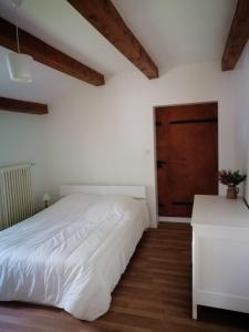 Postel nebo postele na pokoji v ubytování Les Chenes Du Beaujolais