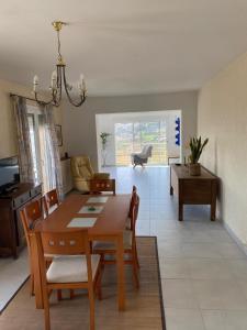 LeynesにあるLa Maison Des Fes Leynesのテーブルと椅子のあるダイニングルームとリビングルーム +22枚の写真