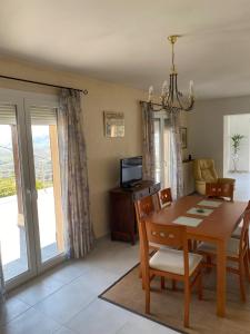 LeynesにあるLa Maison Des Fes Leynesのテーブルとテレビのあるダイニングルーム
