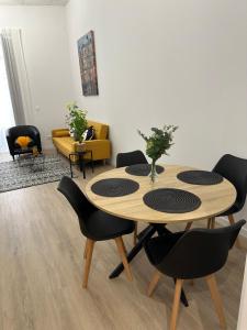 a dining room with a wooden table and chairs at Apartamento Vinoble Jerez in Jerez de la Frontera