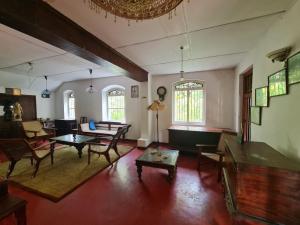 Khu vực ghế ngồi tại Hill Side Kings Villa (Colonial Bungalow)