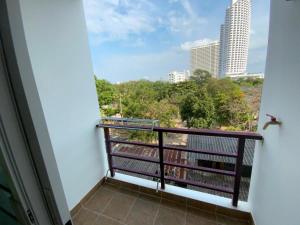 un balcon avec vue sur la ville dans l'établissement Beach 7 Condo Pattaya 11, à Jomtien Beach