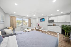 cocina y sala de estar con cama grande en Bayview Regency Apartments By Lowkl, en Fort Lauderdale