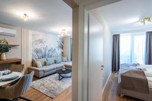 En eller flere senge i et værelse på MyFlat Wave Solar Apartment