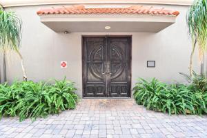 een grote houten deur op een huis met planten bij Holiday Inn Express & Suites Cocoa by IHG in Cocoa +76 foto's