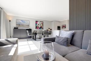 Landhaus Tannic في فينينغستيدت: غرفة معيشة بها أريكة وطاولة