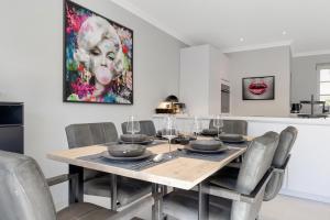 Landhaus Tannic في فينينغستيدت: غرفة طعام بها طاولة وكراسي +26 صورة