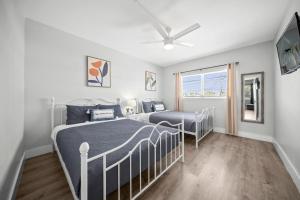 a bedroom with a bed and a window at Bayview Regency Apartments By Lowkl in Fort Lauderdale +60 photos